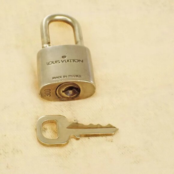 LOUIS VUITTON LV 10 SET PADLOCK KEY BAG CHARM CADENA GOLD PLATED FRANCE 33EB420 - Picture 3 of 4